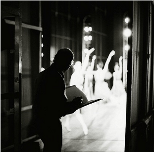 Stanley Roseman drawing in the wings of the Paris Opera. Photo by Ronald Davis.